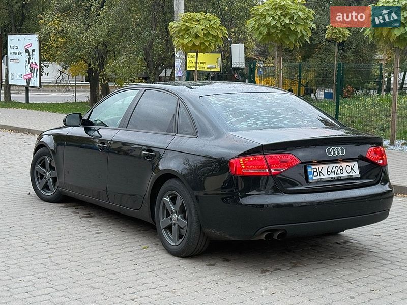 Седан Audi A4 2011 в Остроге