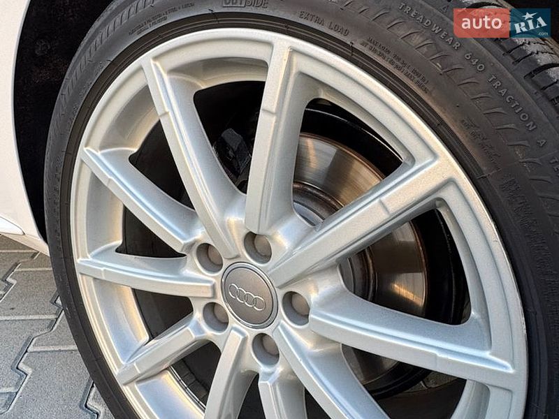 Седан Audi A4 2015 в Львові
