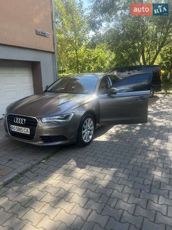 Седан Audi A6 2011 в Рахове