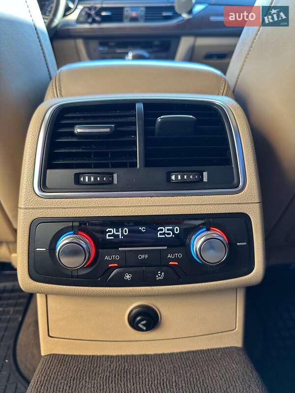 Седан Audi A6 2011 в Рахове