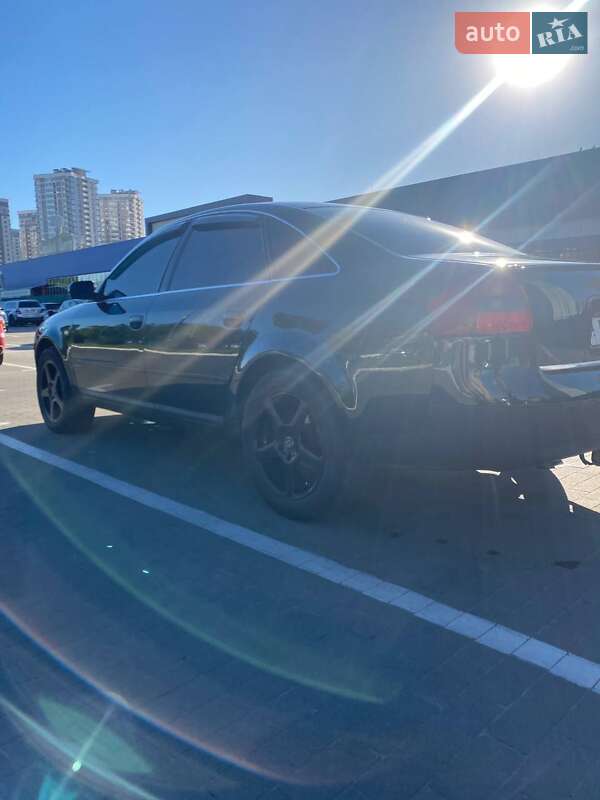 Седан Audi A6 1998 в Березні
