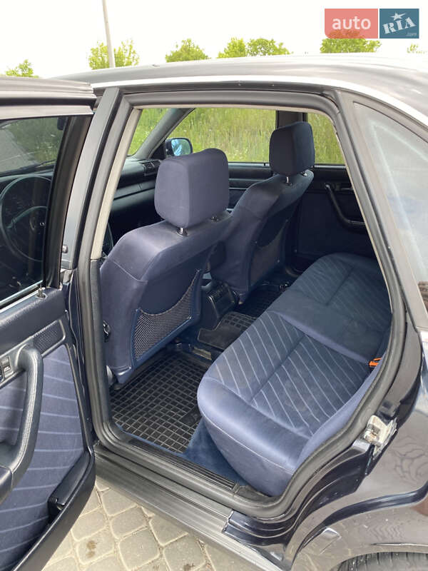 Седан Audi A6 1995 в Жовкве