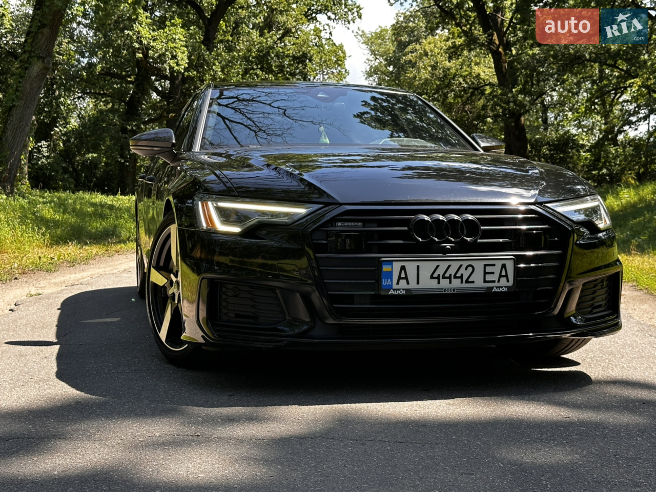 S Lain
Підігрів та вентиляція сидінь 
Дістронік
Активна безпека
Рух по полосам
Панорама
Чорна стеля
Заводський шадов лайн( антихром)
Кар плей ( русифікована)
Вся передня частина включаючи дзеркала, стійки і частину криші затягнута в бронеплівку
Нанесене дороге керамічне покриття
Все по сервісу, сів поїхав 
Всі питання по телефону 
