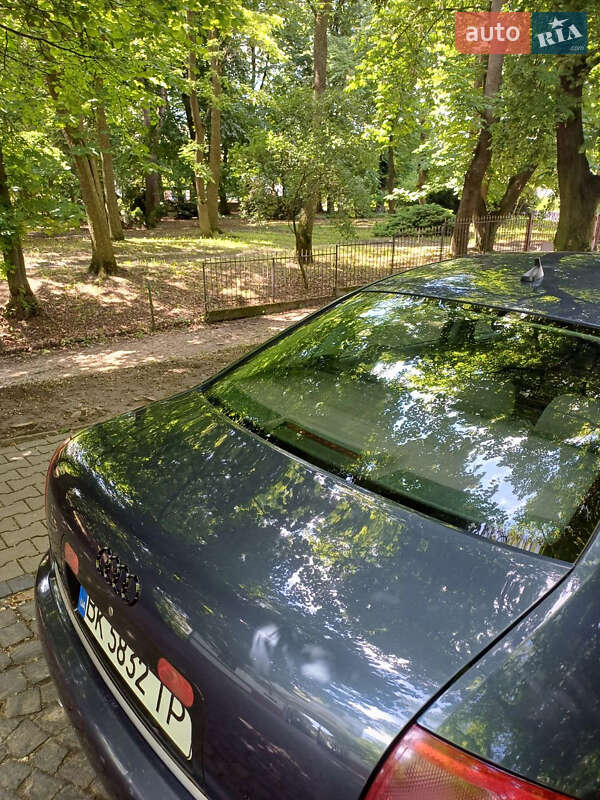 Седан Audi A6 2003 в Остроге