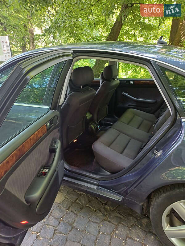 Седан Audi A6 2003 в Остроге