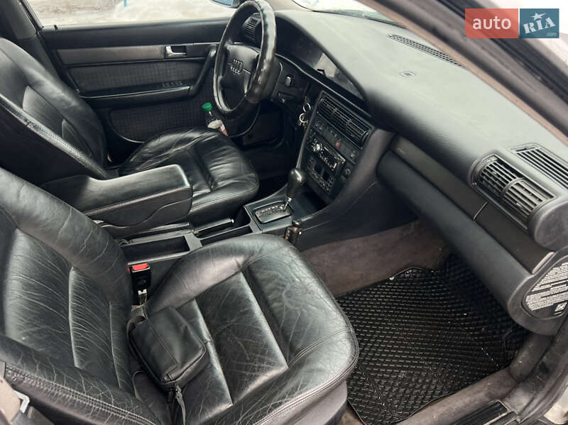 Седан Audi A6 1995 в Жовкві