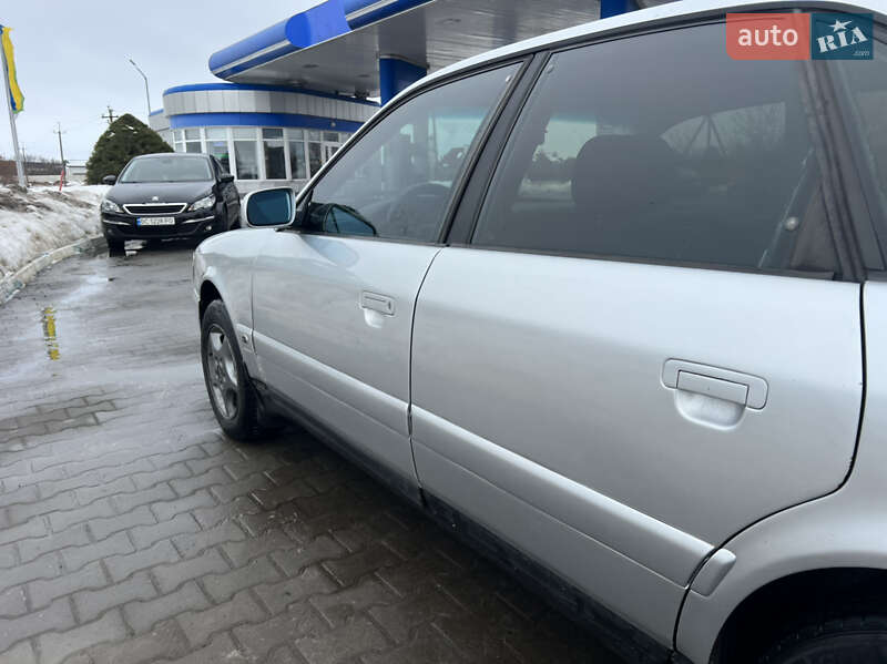 Седан Audi A6 1995 в Жовкві