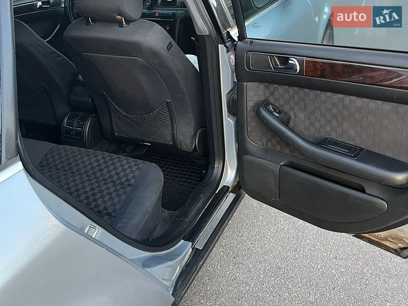Седан Audi A6 1999 в Каневі