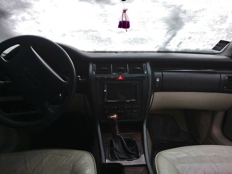 Седан Audi A8 1997 в Тячеві
