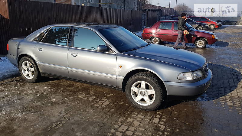Седан Audi A8 1998 в Чорткові
