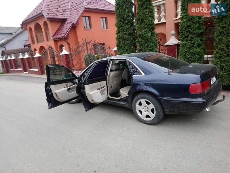 Седан Audi A8 1997 в Тячеві