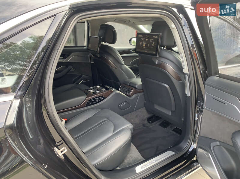 Седан Audi A8 2015 в Ужгороде