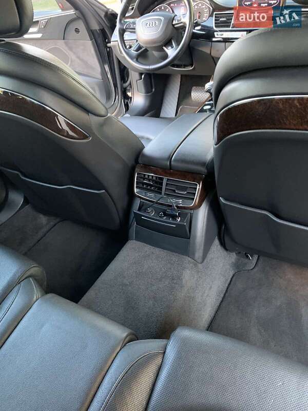 Седан Audi A8 2014 в Львове
