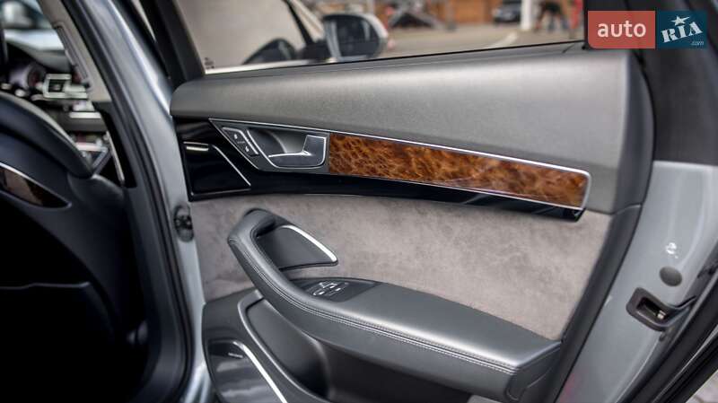 Седан Audi A8 2011 в Черновцах