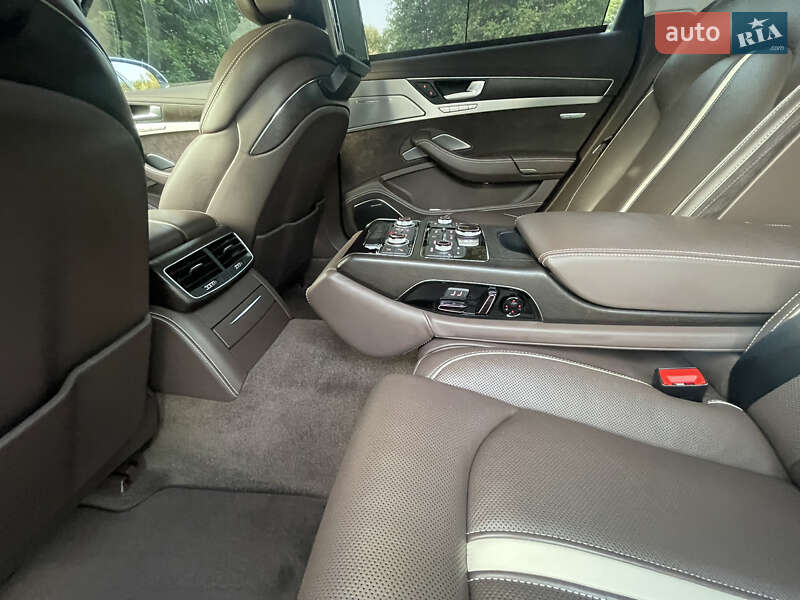 Седан Audi A8 2012 в Днепре