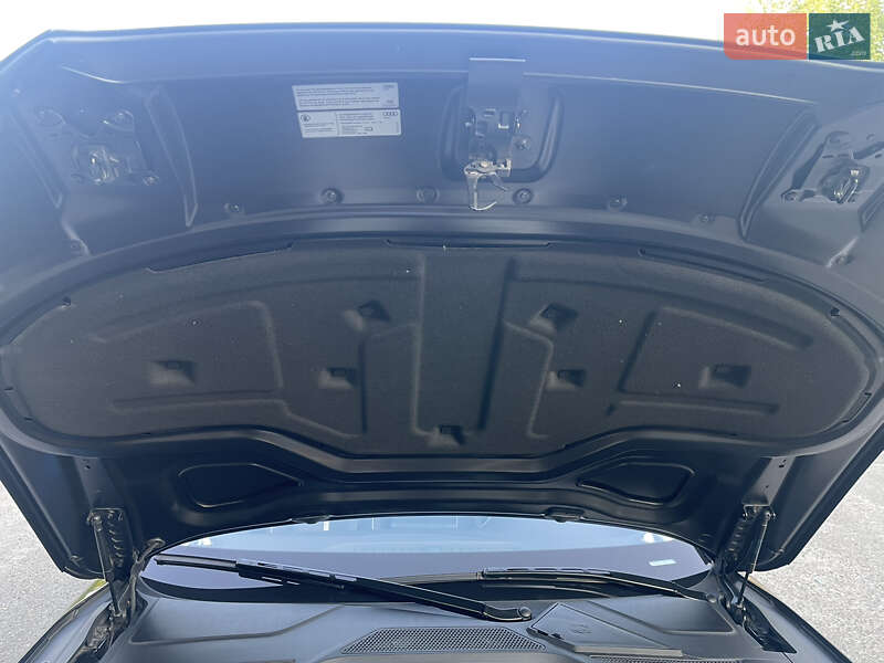Седан Audi A8 2012 в Днепре