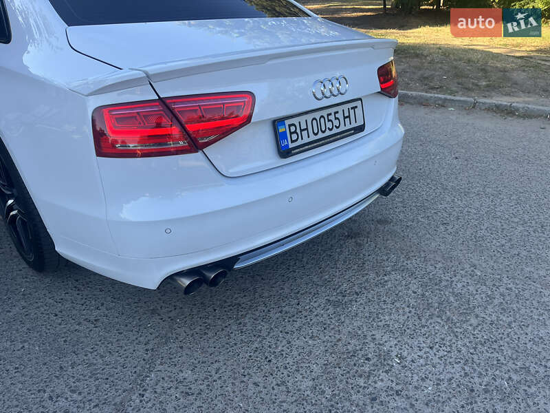 Седан Audi A8 2012 в Одесі