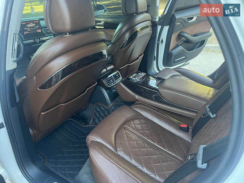 Седан Audi A8 2012 в Одесі