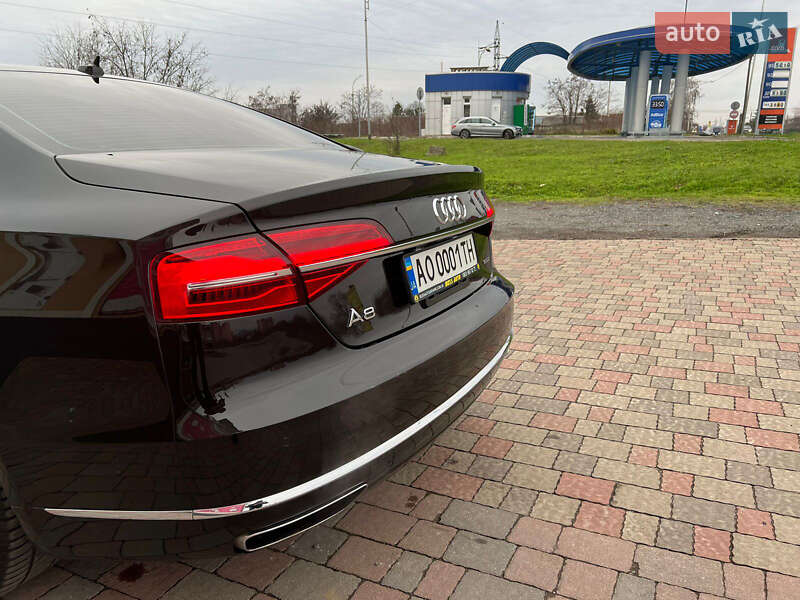 Седан Audi A8 2015 в Мукачево