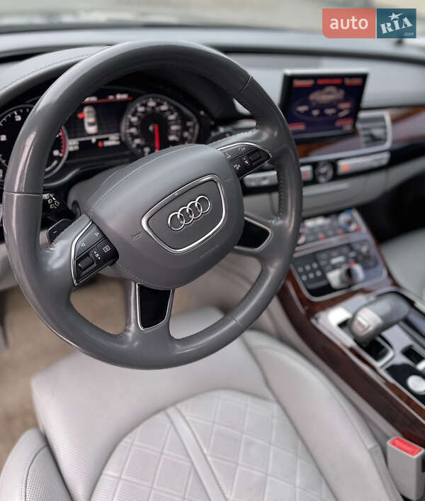 Седан Audi A8 2013 в Львове