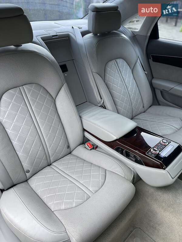 Седан Audi A8 2013 в Львове