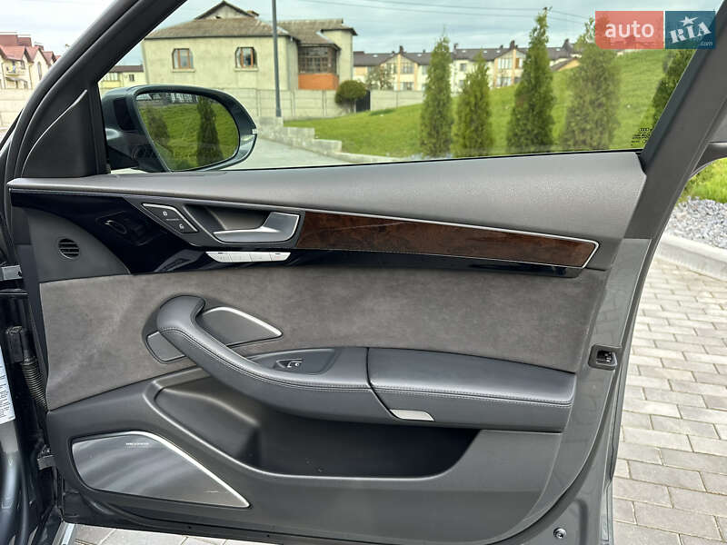 Седан Audi A8 2016 в Рівному