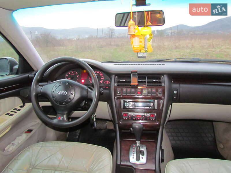 Седан Audi A8 1995 в Ужгороде
