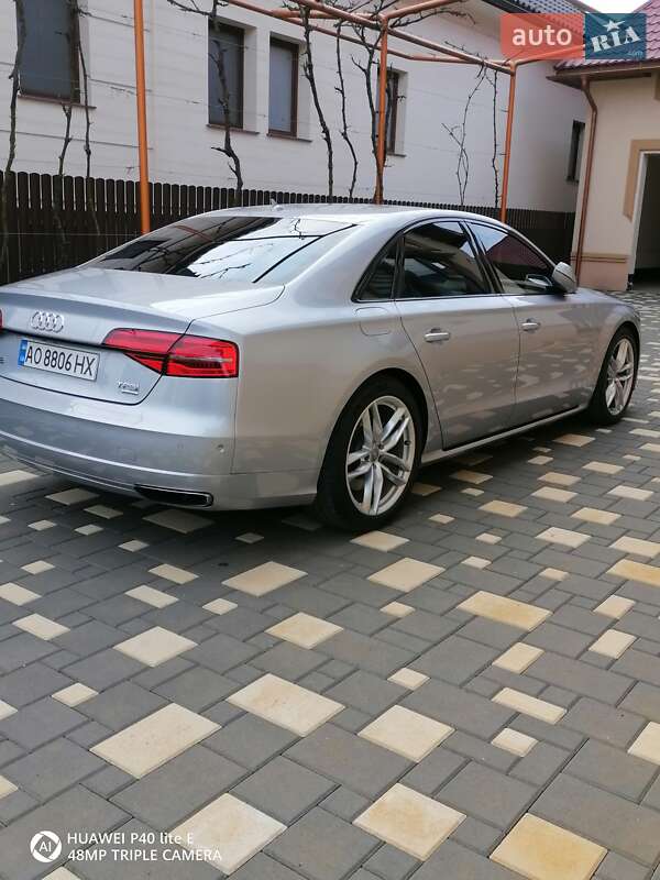 Седан Audi A8 2015 в Иршаве