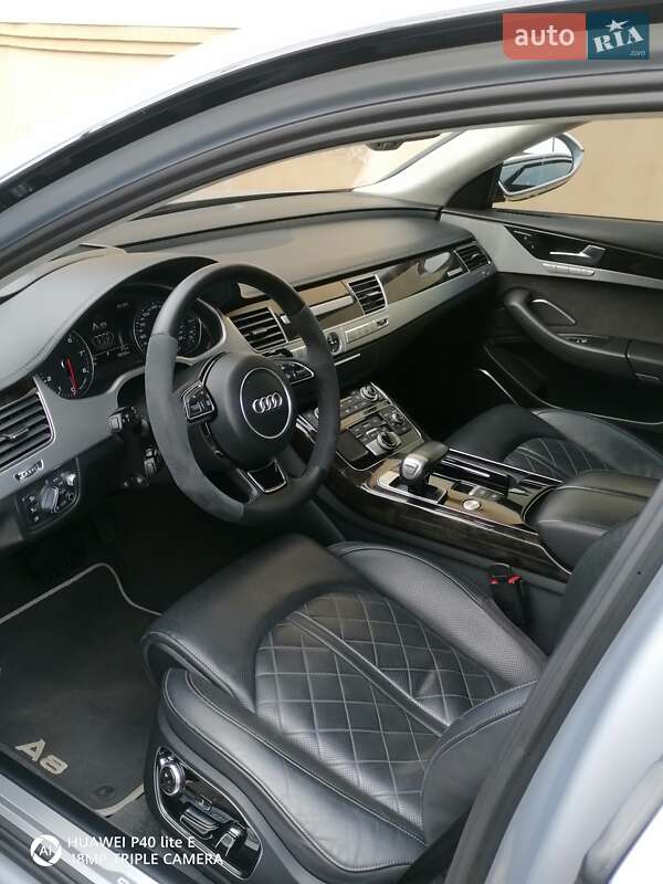 Седан Audi A8 2015 в Иршаве