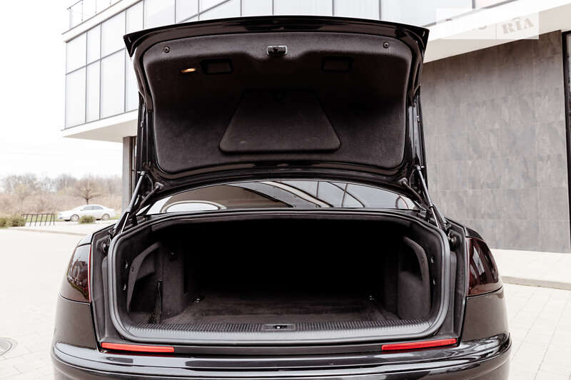 Седан Audi A8 2003 в Ужгороде