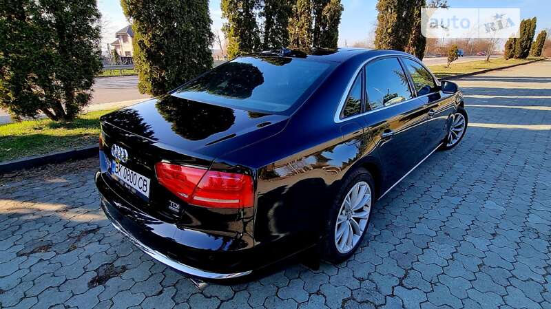 Седан Audi A8 2013 в Дубні