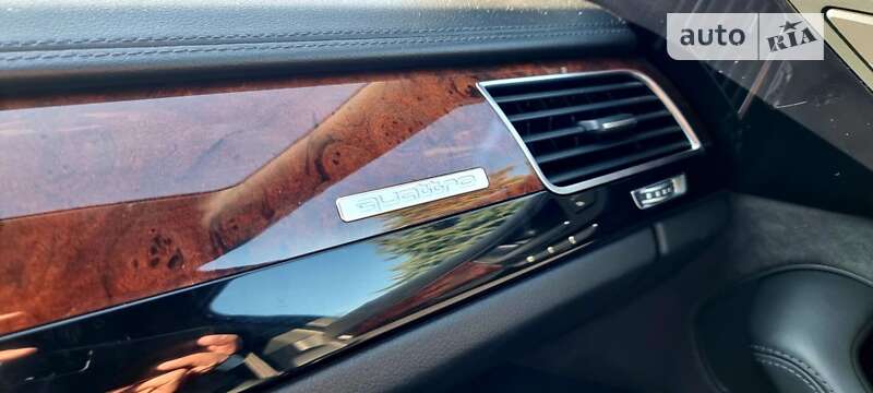 Седан Audi A8 2013 в Дубні