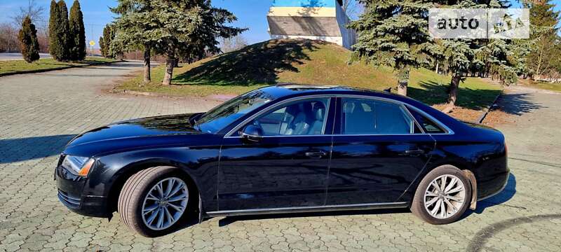 Седан Audi A8 2013 в Дубні