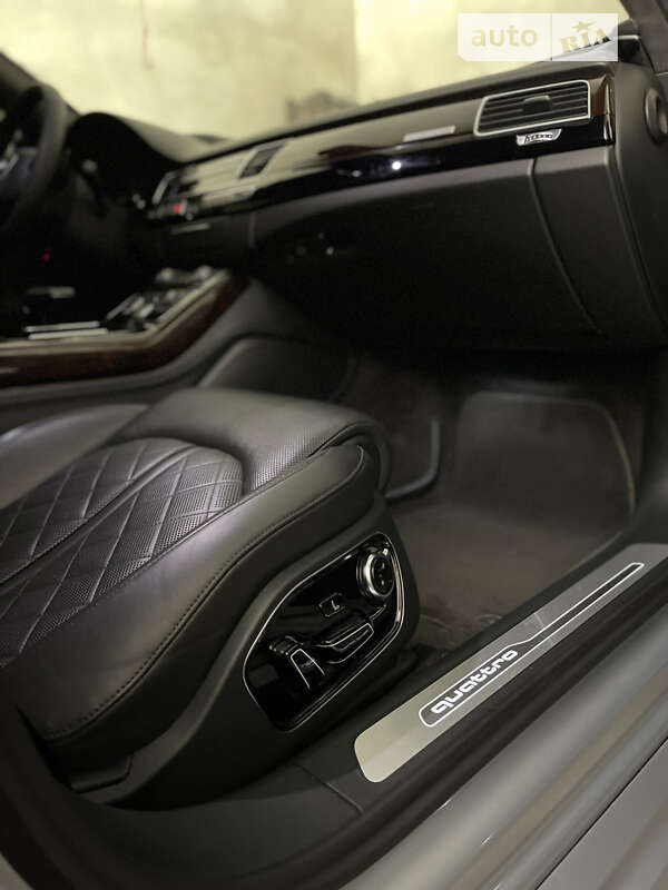 Седан Audi A8 2017 в Львове