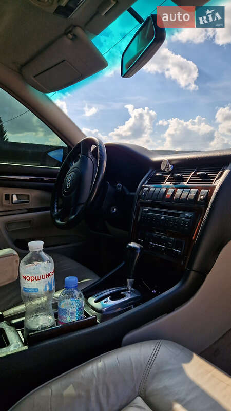 Седан Audi A8 1995 в Ужгороде