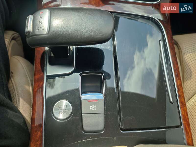 Седан Audi A8 2013 в Ужгороде