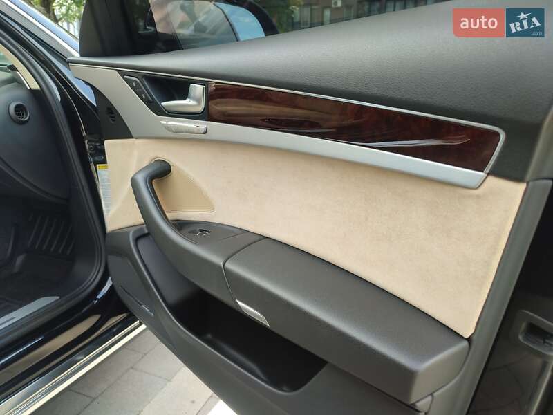 Седан Audi A8 2013 в Ужгороде