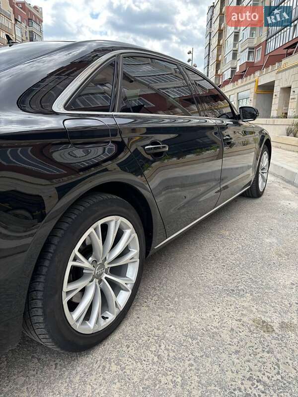 Седан Audi A8 2011 в Умані