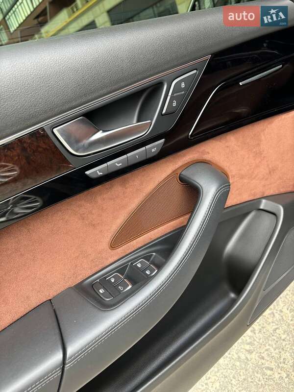 Седан Audi A8 2011 в Умані