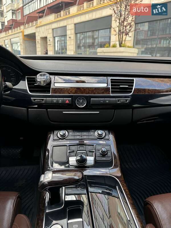 Седан Audi A8 2011 в Умані