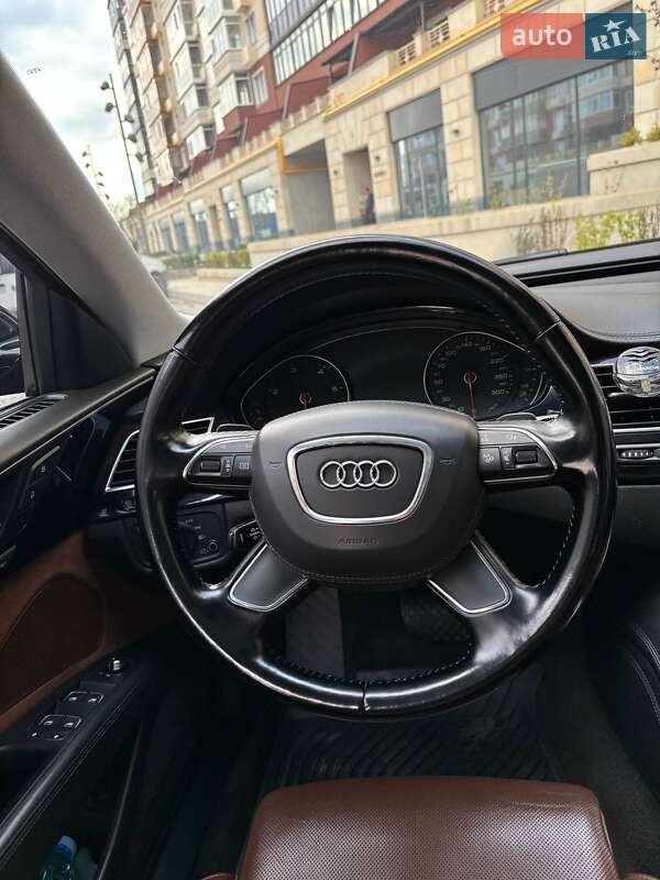 Седан Audi A8 2011 в Умані