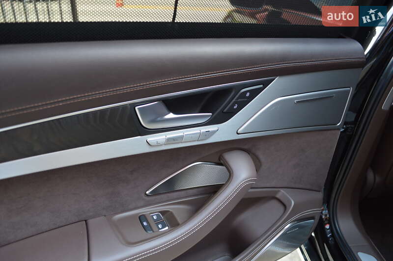 Седан Audi A8 2012 в Львові