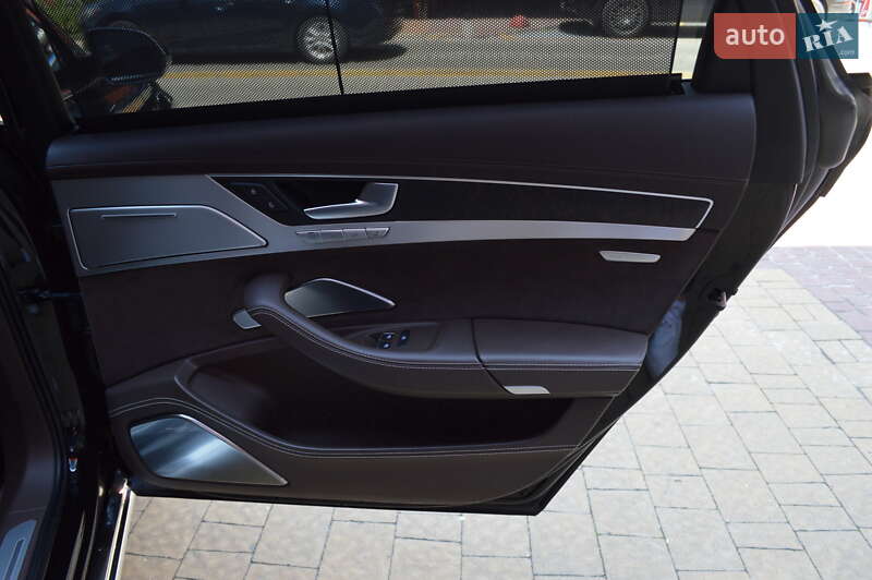 Седан Audi A8 2012 в Львове