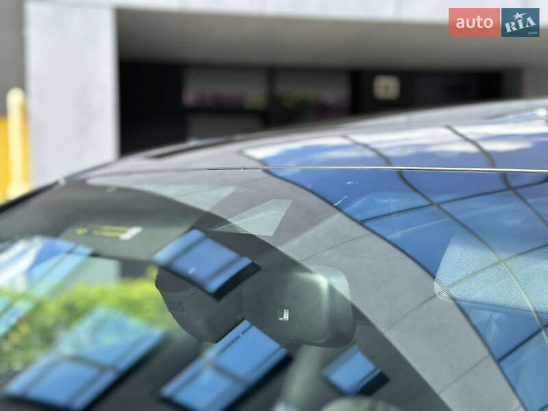 Седан Audi A8 2015 в Львові