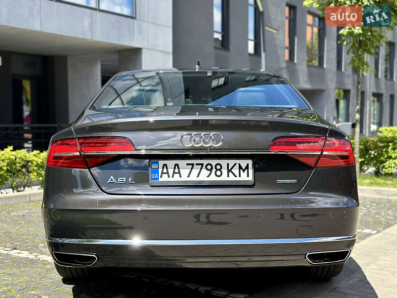 Седан Audi A8 2015 в Львові