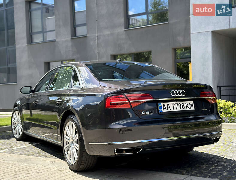 Седан Audi A8 2015 в Львові