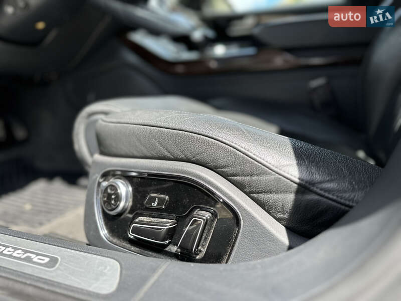 Седан Audi A8 2015 в Львові