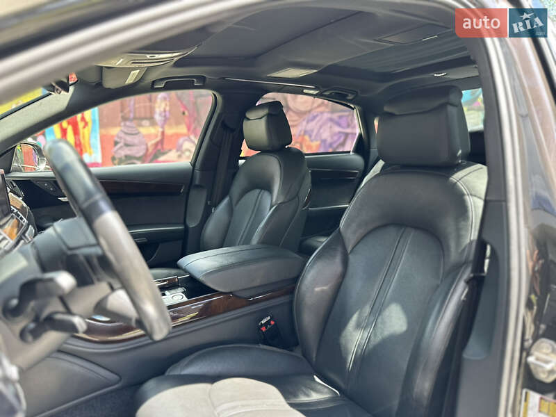 Седан Audi A8 2015 в Львові