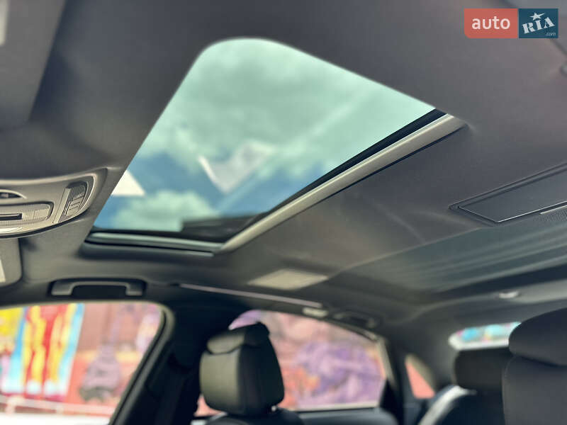 Седан Audi A8 2015 в Львові