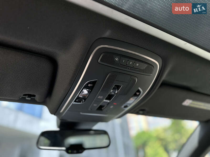 Седан Audi A8 2015 в Львові